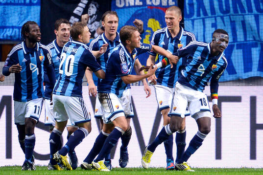 Djurgårdens Daniel Amartey gratuleras av lagkamraterna