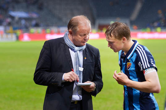 Djurgårdens tränare Per-Mathias Högmo pratar med Simon
