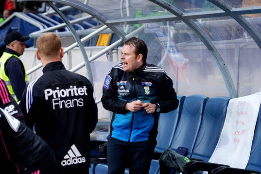 IFK Göteborgs tränare Mikael Stahre samlar sitt lag