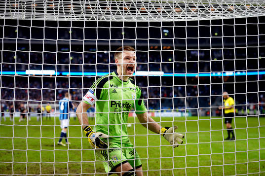 IFK Göteborgs målvakt John Alvbåge jublar