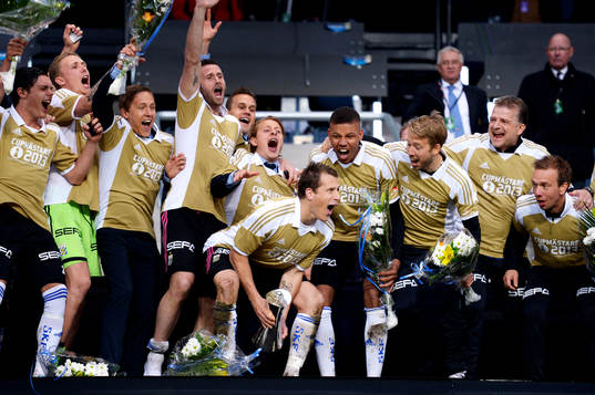 IFK Göteborgs Tobias Hysén håller i pokalen när laget