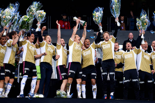 IFK Göteborgs Tobias Hysén håller i pokalen när laget
