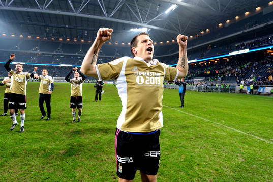 IFK Göteborgs Tobias Hysén sträcker upp händerna i