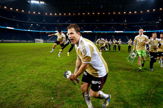 IFK Göteborgs Tobias Hysén håller i pokalen när laget