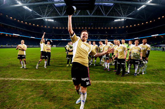 IFK Göteborgs Pontus Farnerud håller i pokalen när laget