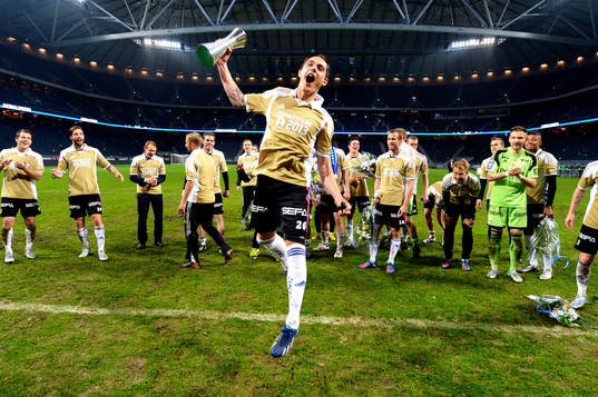 IFK Göteborgs David Moberg Karlsson hoppar med pokalen