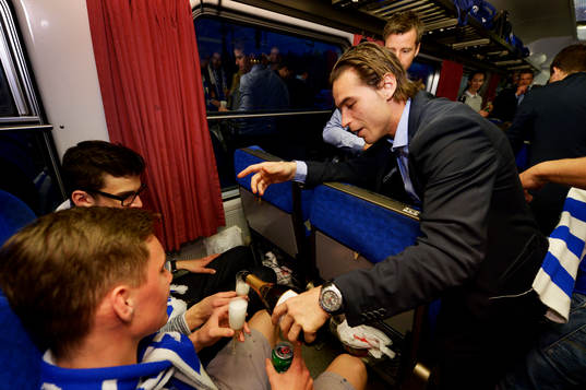 IFK Göteborgs Nordin Gerzic häller upp champagne på