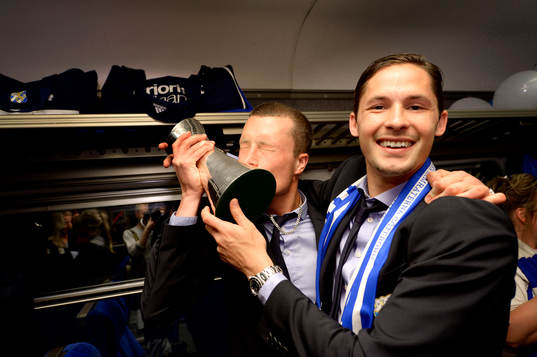 IFK Göteborgs Jakob Johansson kysser pokalen bredvid