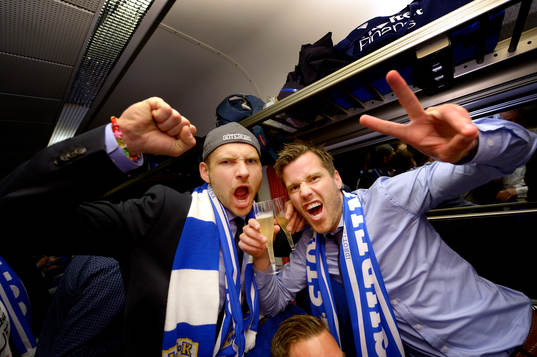 IFK Göteborgs John Alvbåge och Pontus Farnerud skålar i