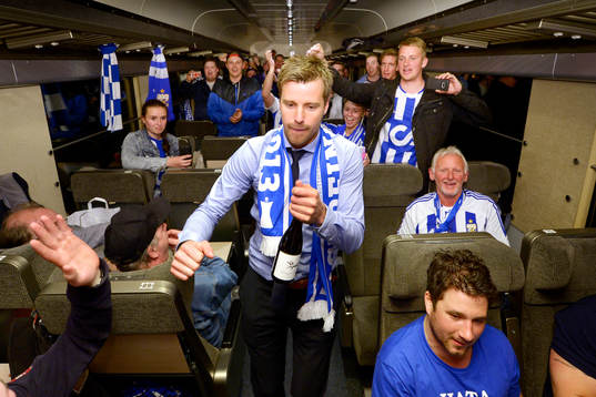 IFK Göteborgs Pontus Farnerud firar med fansen på tåget