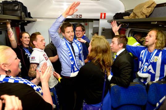 IFK Göteborgs Pontus Farnerud firar med fansen på tåget