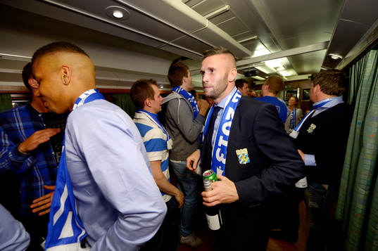 IFK Göteborgs Kjetil Waehler firar med fansen på tåget