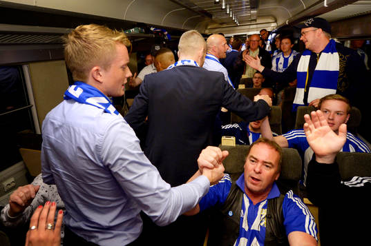 IFK Göteborgs Sam Larsson gratuleras av fansen på tåget