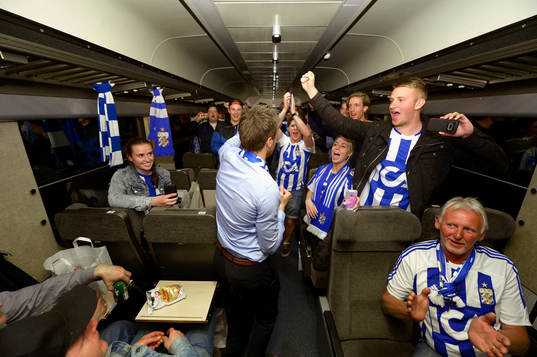 IFK Göteborgs Pontus Farnerud firar med fansen på tåget