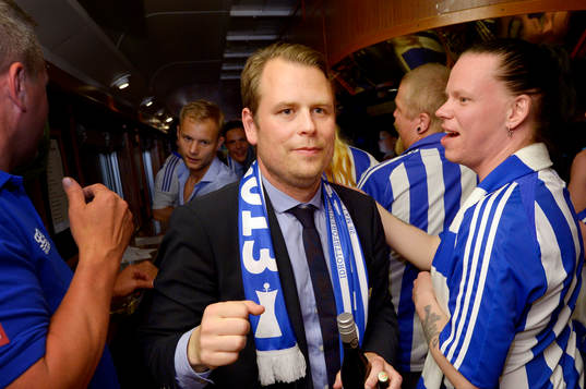 IFK Göteborgs tränare Mikael Stahre firar med fansen på