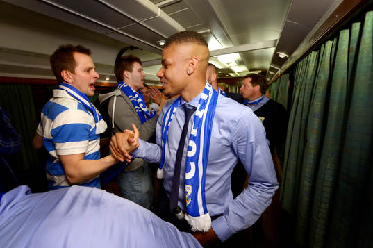 IFK Göteborgs Mikael Dyrestam firar med fansen på tåget