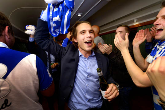 IFK Göteborgs Nordin Gerzic firar med fansen på tåget
