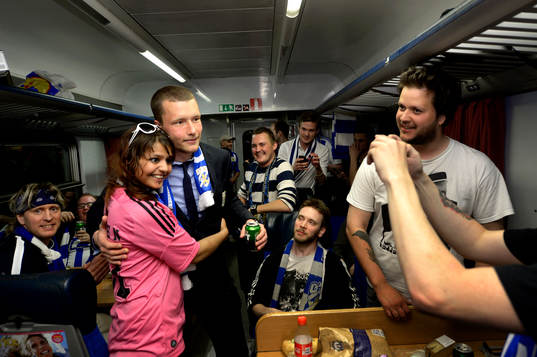 IFK Göteborgs Jakob Johansson kramas om på tåget som ska