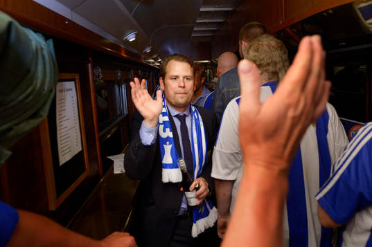 IFK Göteborgs tränare Mikael Stahre firar med fansen på