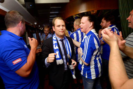 IFK Göteborgs Mikael Stahre firar med fansen på tåget