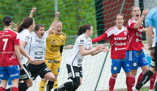 1-1 PÅiteå-tjejerna jublar