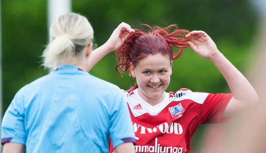 Kendell Fletcher, Vittsjö, får frispark emot sig, men