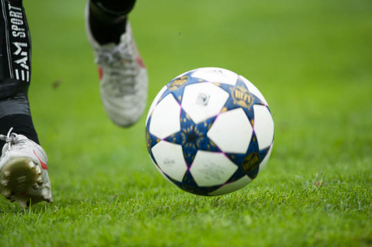 Fot, boll, bollkontroll, fotbollsskor, gräs, gräsmatta