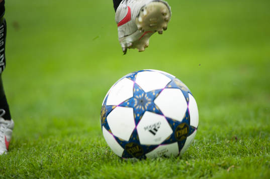 Fot, boll, bollkontroll, fotbollsskor, gräs, gräsmatta
