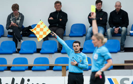 Domare och assisterande domare, flagga, gult kort