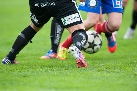 Fot, boll, bollkontroll, fotbollsskor, gräs, gräsmatta,