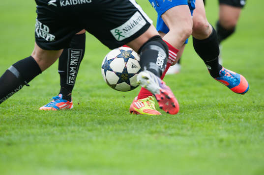 Fot, boll, bollkontroll, fotbollsskor, gräs, gräsmatta,
