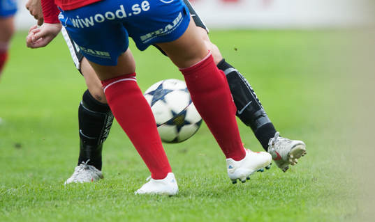 Fot, boll, bollkontroll, fotbollsskor, gräs, gräsmatta