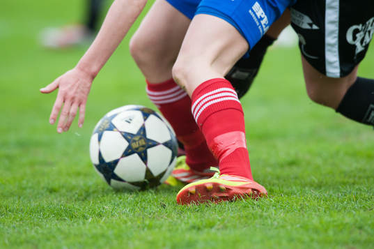 Fot, boll, bollkontroll, fotbollsskor, gräs, gräsmatta,