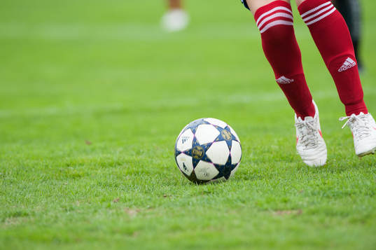 Fot, boll, bollkontroll, fotbollsskor, gräs, gräsmatta
