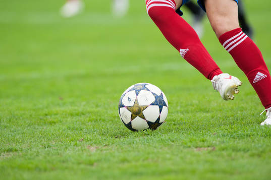 Fot, boll, bollkontroll, fotbollsskor, gräs, gräsmatta,