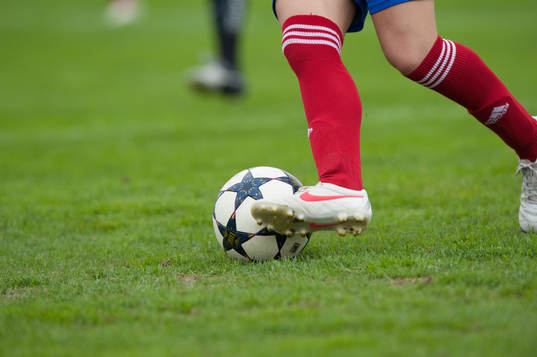 Fot, boll, bollkontroll, fotbollsskor, gräs, gräsmatta,