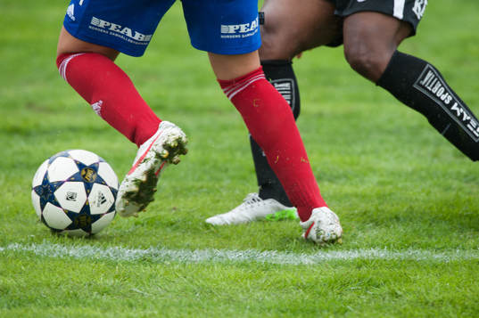Fot, boll, bollkontroll, fotbollsskor, gräs, gräsmatta,