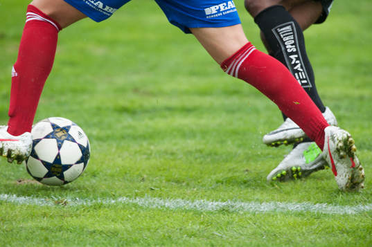 Fot, boll, bollkontroll, fotbollsskor, gräs, gräsmatta,