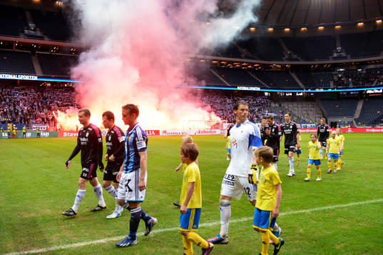 Spelarna lämnar planen för att vänta på att röken