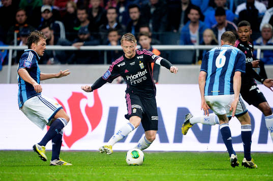 Sam Larsson, IFK Göteborg, spelar fram bollen