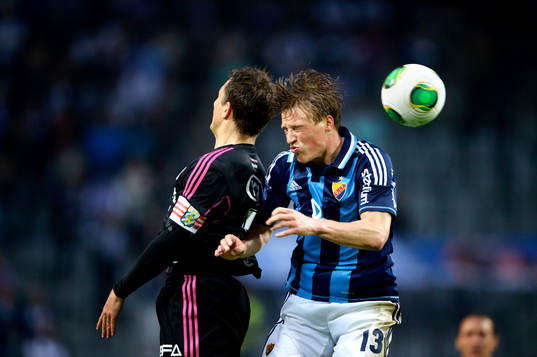 Tobias Hysén, IFK Göteborg, i nickduell med Emil