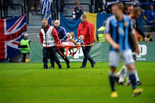 Vytautas Andriuskevicius, Djurgården, bärs av planen