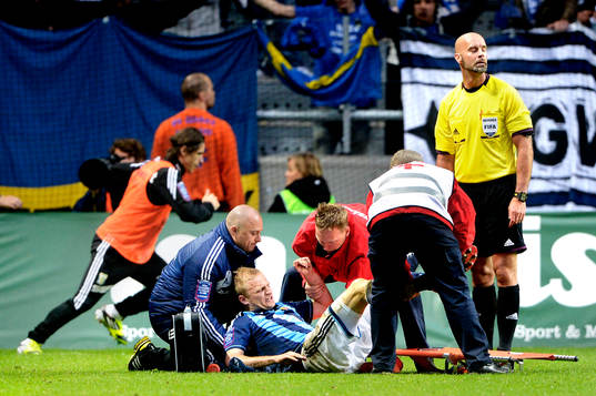 Vytautas Andriuskevicius, Djurgården, bärs ut på bår