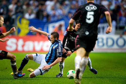 Luis Solignac, Djurgården, trycks ner av David Moberg