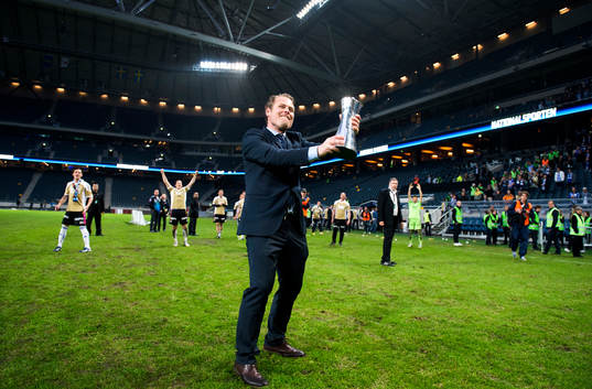Mikael Stahre, tränare IFK Göteborg lyfter pokalen mot