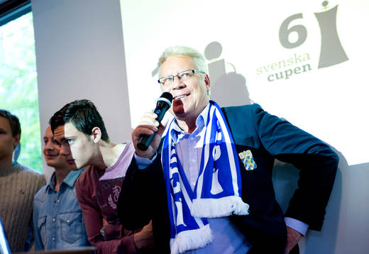 Bertil Rignäs, ordförande i IFK Göteborg, gratulerar