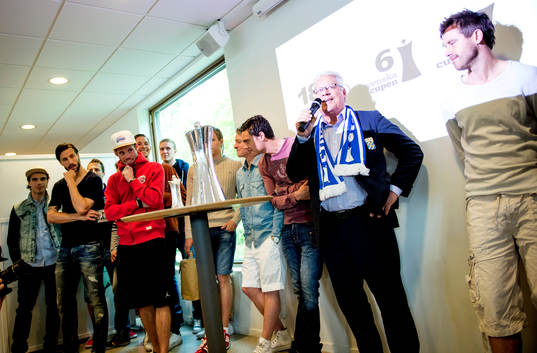 Bertil Rignäs, ordförande i IFK Göteborg, gratulerar