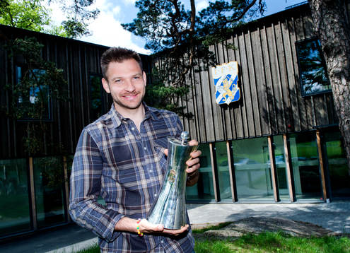 John Alvbåge poserar med bucklan dagen