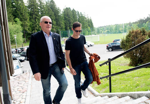 Före detta ordförande Kent Olsson anländer
