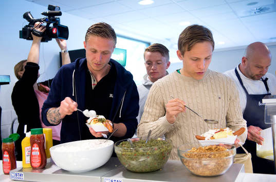 Marcus Sandberg, målvakt, och Ludvig Augustinsson firar